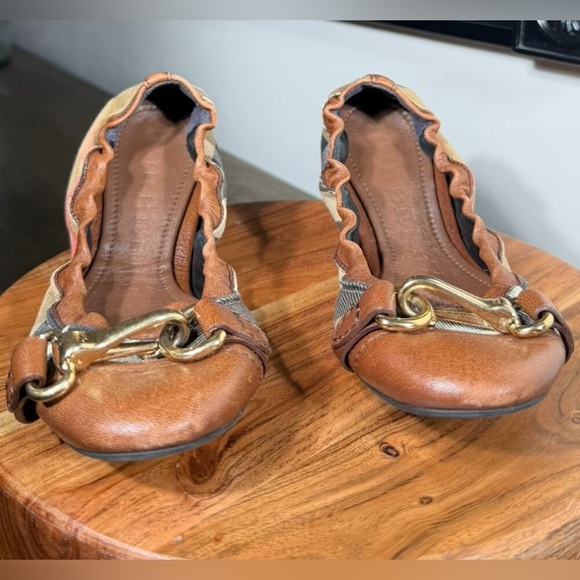 Burberry Ballet Flats House Check size 37 (6.5) Brown Tan with Gold Accents - Picture 4 of 12